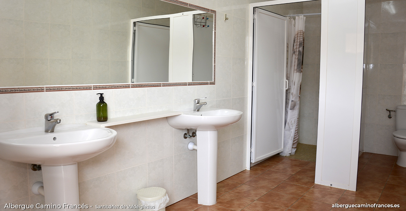 albergue-camino-frances-baño-arriba