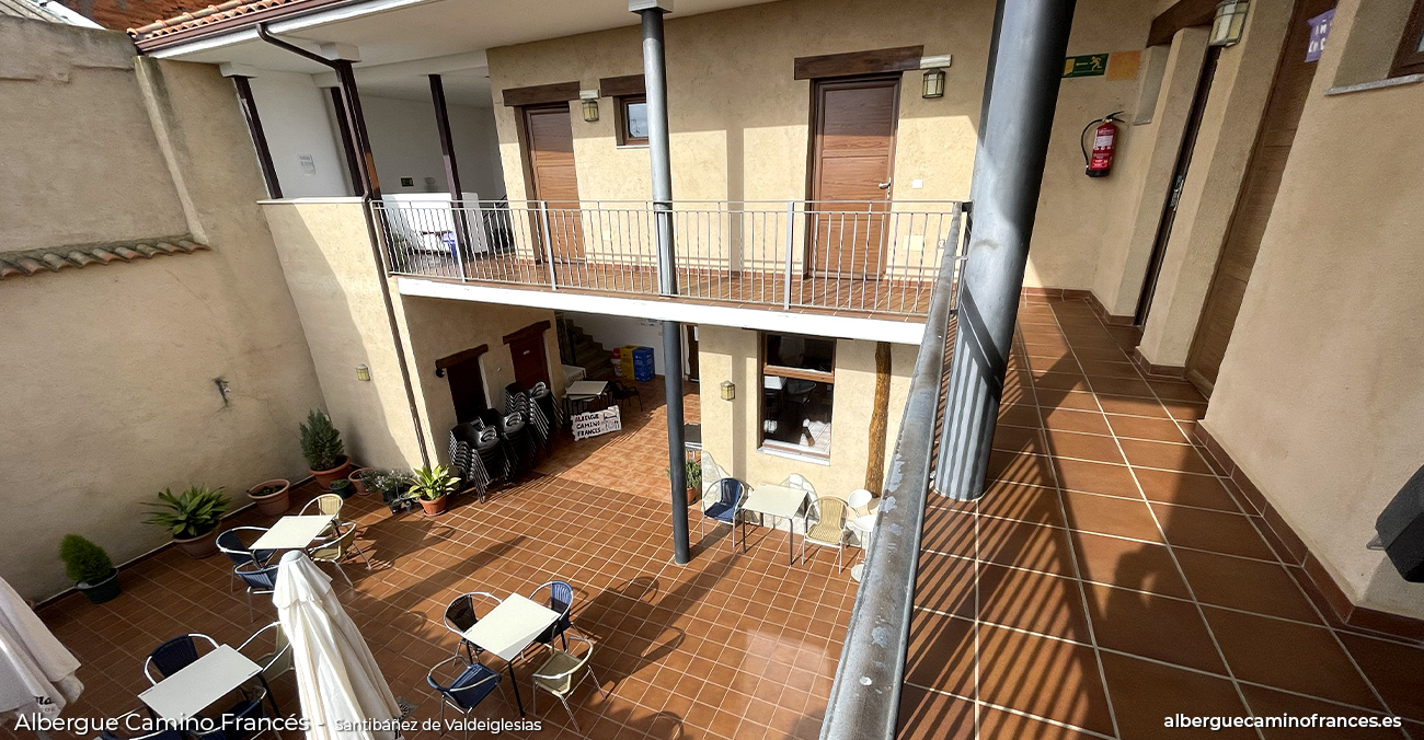 albergue-camino-frances-habitacion-patio