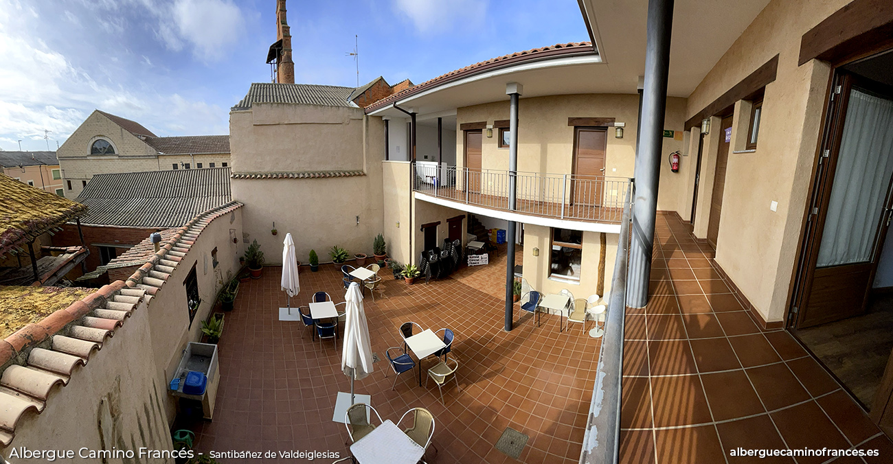 Localización-Albergue-Camino-Francés 3_albergue_camino_francés_santibañez_de_valdeiglesias albergue-camino-frances-patio