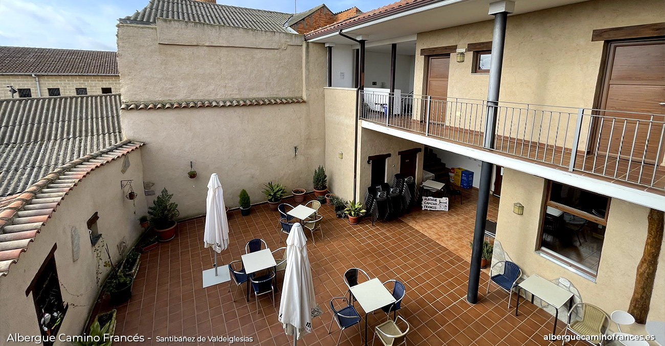 albergue-camino-frances-terraza